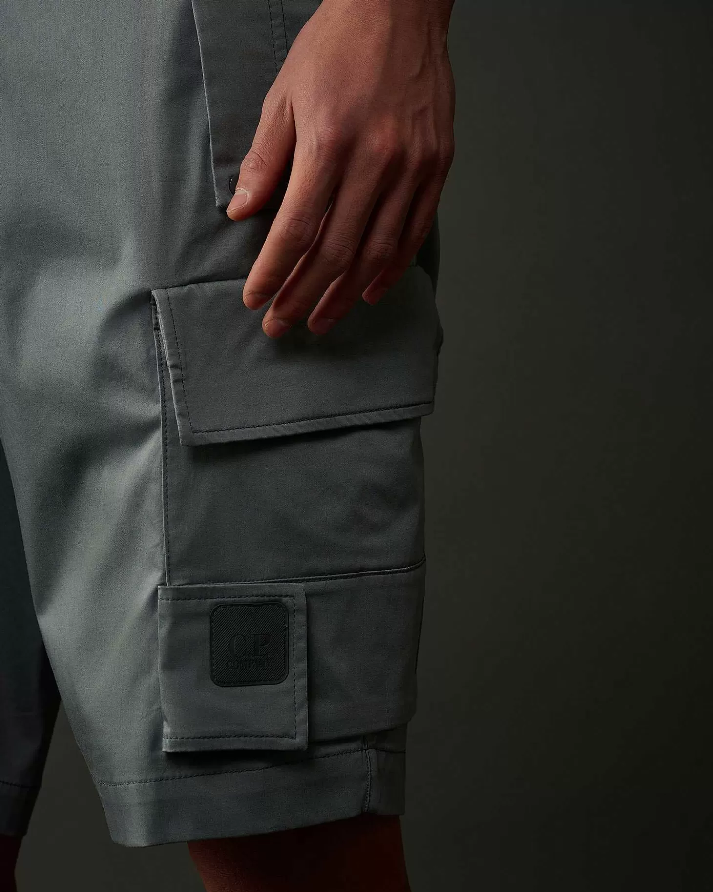 metropolis_series_stretch_sateen_cargo_shorts_4.webp Homme C.P. Company Metropolis Series^Metropolis Series Stretch Sateen Cargo Shorts
