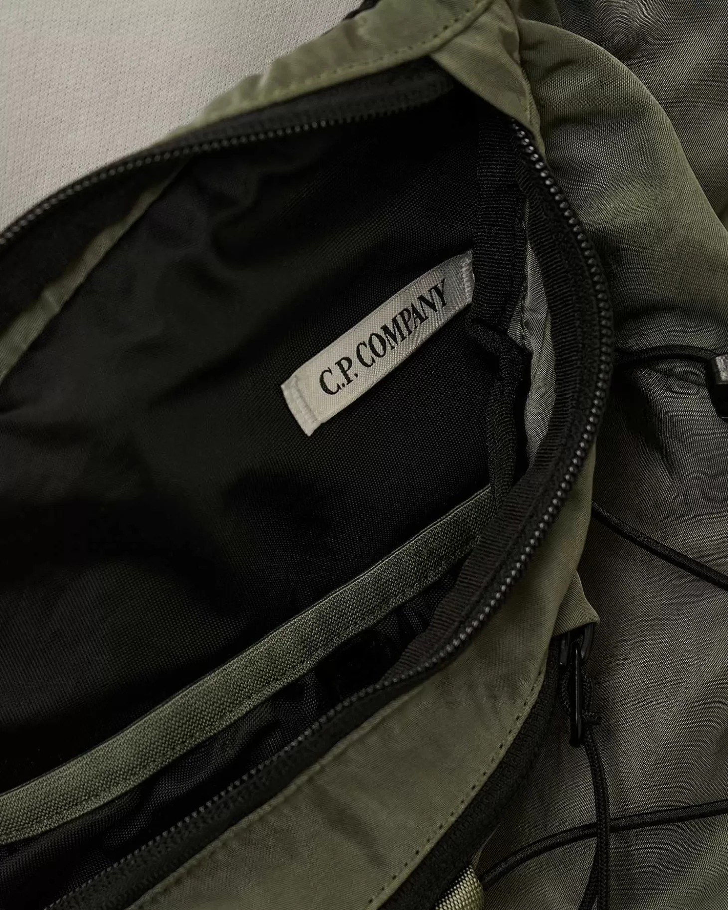 nylon_b_crossbody_rucksack_4-5.webp Homme C.P. Company Sacs À Dos Et Sacs Banane^Nylon B Crossbody Rucksack