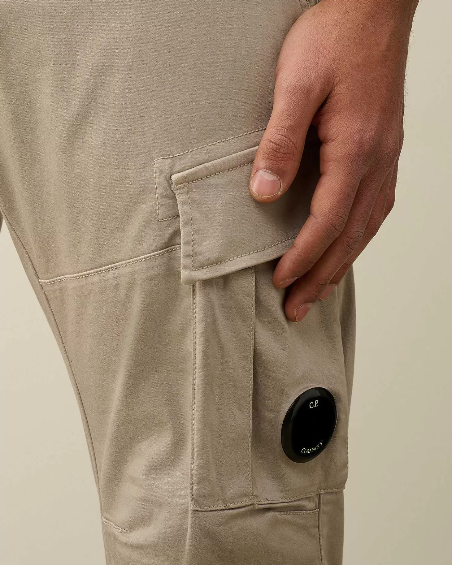 stretch_sateen_ergonomic_lens_cargo_pants_4-2.webp Homme C.P. Company Pantalons^Stretch Sateen Ergonomic Lens Cargo Pants